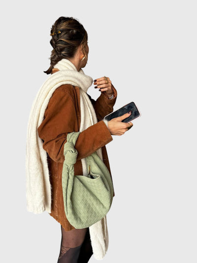 Celeste | Geflochtene mittelgroße Tasche aus Wildleder mit Knotenverschluss