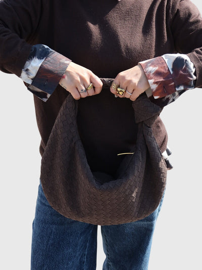 Celeste | Geflochtene mittelgroße Tasche aus Wildleder mit Knotenverschluss